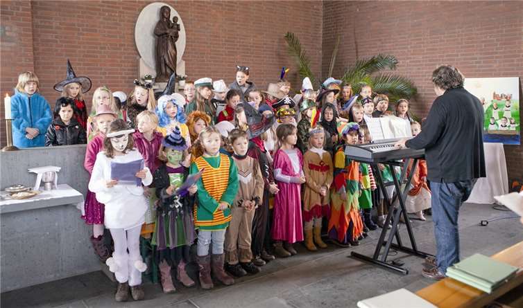 Der Drachenchor sorgte mit seinen Liedern für die musikalische Untermalung der Familienmesse zum Karneval in der Pfarrkirche Pech. VJ