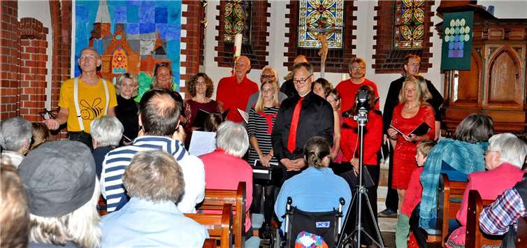 Der Dreiviertel-Acht Chor unterhielt sein Publikum mitanspruchsvollem Gesang. Fotos: J-Luecker (www.foto-shark.com)