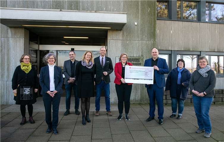 Der Dresdner Oberbürgermeister Dirk Hilbert (Dritter von rechts) überreicht 237.235 Euro an Bürgermeisterin Petra Kalkbrenner (Vierte von rechts). Foto: -JOST-