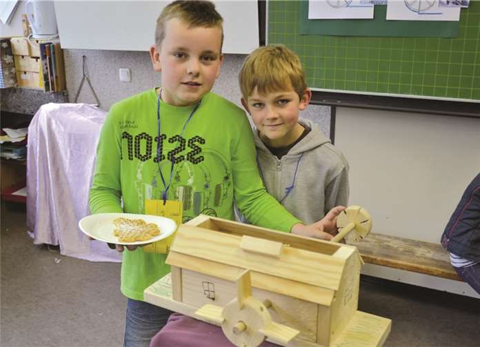 Der Drittklässler Max (l.) baute diese Hammermühle, mit dabei sein Freund Paul. WEIGERT