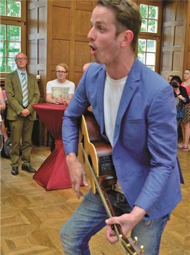 Der Drittplatzierte der DSDS-Staffel 2008, Philipp Hofmann, dirigierte den Pop-Chor der Grundschule Wallersheim.