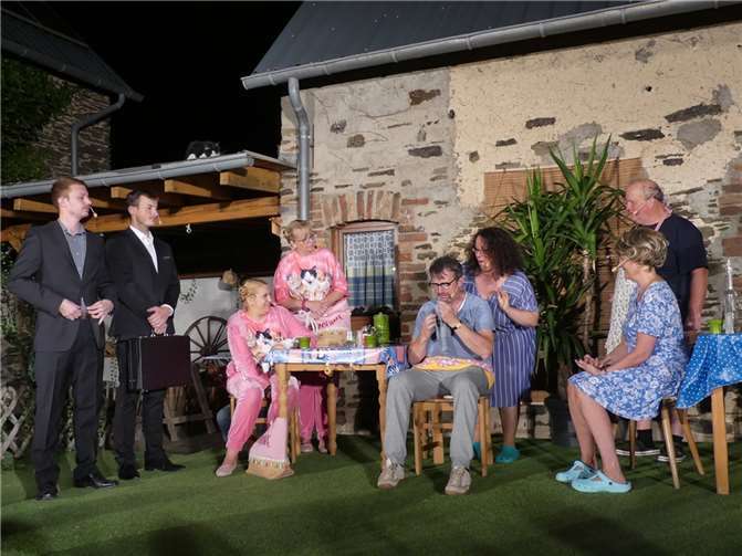 Der Drops ist gelutscht, der Täter überführt. Stefan Gilles sieht sich knallharten Steuerfahndern ausgeliefert. Fotos: TE