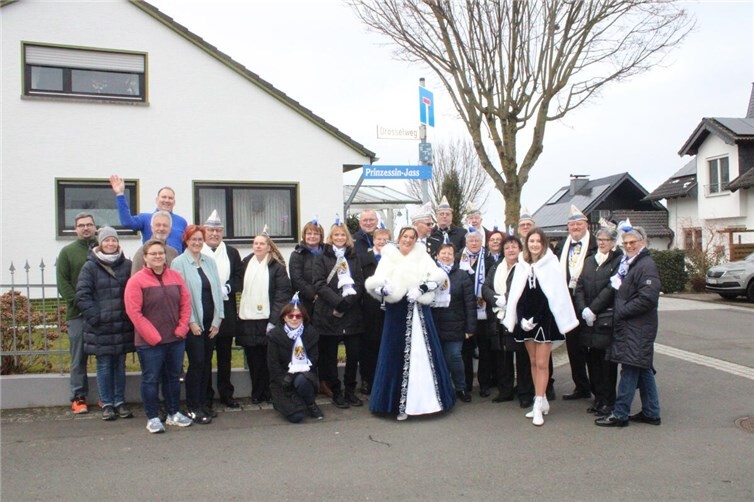 Der Drosselweg, liebevoll auch „Drosseljass“ genannt, wurde feierlich und unter dem Jubel der Jecken in „Prinzessin-Jass“ umbenannt.Foto: privat