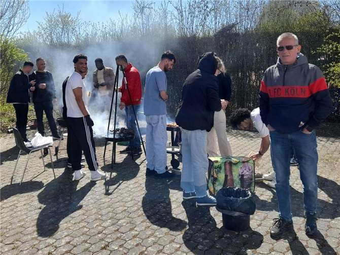 Der Duft vom gemeinsamen Grillen zog über den Hof und sorgte für eine gemütliche Atmosphäre.  Fotos: VG Weißenthurm / Sofie Linden