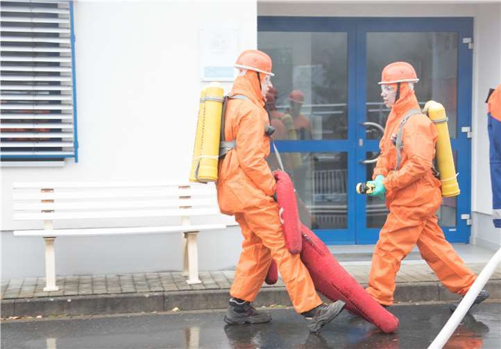 Der Dummy wird fachgerecht gerettet.