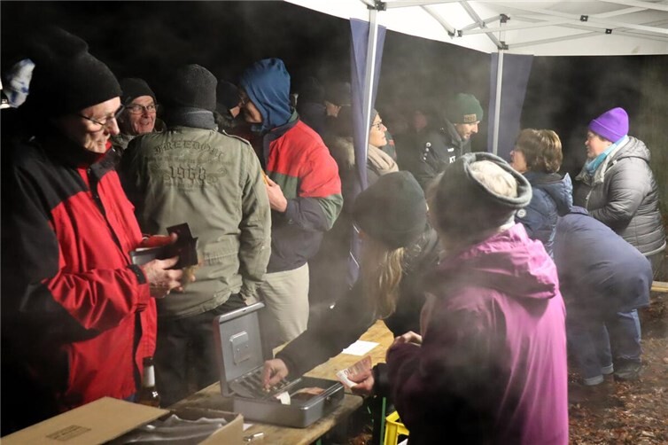 Der Dunst des wärmenden Glühweins erfüllte das Versorgungszelt.