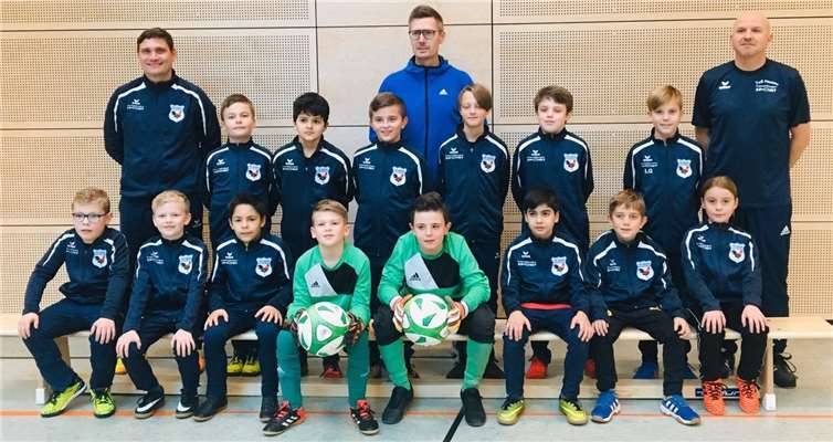 Der E-Junioren-Kader blickt auf eine erfolgreiche erste Saisonhälfte zurück. Stehend von links: Trainer Vitali Eirich, David Bläsing, Ali Mourad, Elias Lyko, Trainer Yves Gaugler, Justus Schäfer, Sebastian Müller, Lukas Gaugler, Trainer Thorsten Näckel. Vorne von links: Ben Gerling, Ben Feist, Steliyan Eftimov, Leo Näckel, Linus Jäckel, Charpei Darwiche, Jeremy Eirich, Lilly Turco. Es fehlen: Trainer Ronny Jäckel, Justin Preuschoff, Moritz Klipphahn und Liam Herberger.Foto: privat