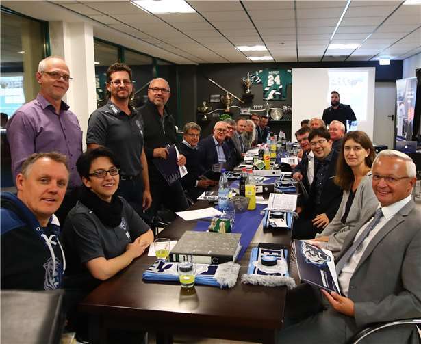 Der EHC-Vorstand hatte Kommunalpolitiker zum Gespräch vor Ort eingeladen. Foto: EHC