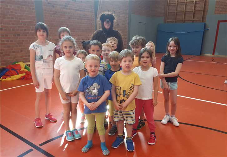 Der Eazebär mit den Kindern.