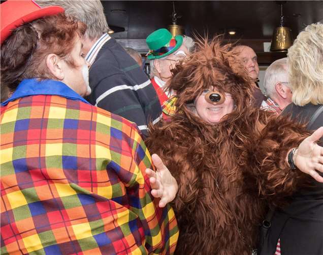Der Eazebär tanzte durch die Reihen der Jecken.Fotos: CEW