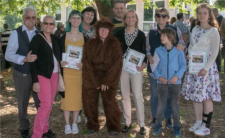 Der Eazebär verteilte 800 Euro an drei gemeinnützige Organisationen in Pech. Fotos: JOST