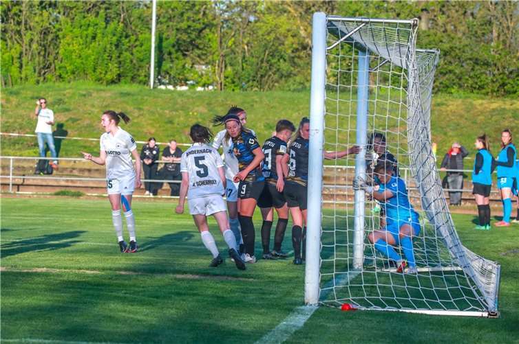 Der Eckball von Lisa Umbach geht an der kurzen Pfosten. Hier agiert Gina Schüller unglücklich und landere sehr zur Freude von Julia Schermuly mit dem Ball im Tor.