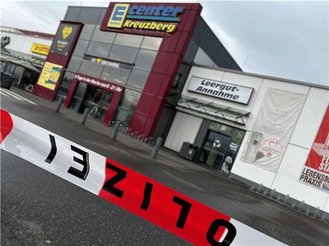 Geschäftsführer möchte „Danke“ sagen Der Edeka-Center Kreuzberg in der Andernacher Straße am Morgen nach der Sprengung. Foto: MBE