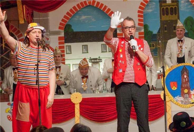 „Der Een un der Anne“ nahmen bei der Kostümsitzung in Ollheim in ihrem lustigen Zwiegespräch das Eheleben aufs Korn.