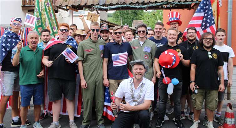 Der Ehlinger Hahnenkönig 2019, Will Miceli (hockend) flankiert von den Ehlinger Junggesellen. Fotos: DU