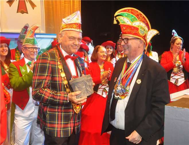 Der Ehren-Kreiswackes wurde an RKK-Präsident Hans Mayer verliehen.