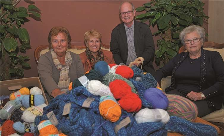 Der Ehrenamtsbeauftragte der Stadt Andernach, Rüdiger Schäfer, freut sich mit (v.l.) Helga Fogolin, Kläre Ferber und Änni Wölbert von der Projektgruppe „Stricken für Nadeshda“ über die große Wollespende, aus der Hilfsgüter für kranke Kinder in Weißrussland gestrickt werden.Stadt Andernach/Maurer