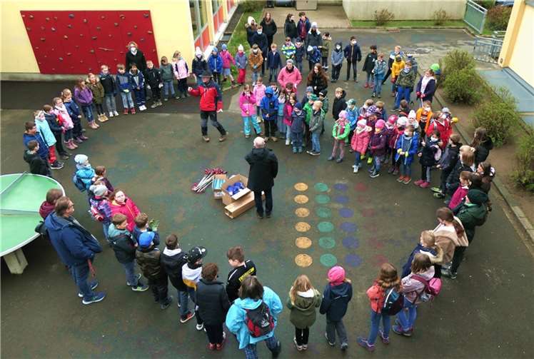 Der Ehrenamtsbeauftragte der Stadt Andernach Rüdiger Schäfer stimmte die Schulgemeinschaft auf ihre Aufgabe ein und stattete sie mit Müllsäcken sowie einigen Greifzangen aus. Foto: privat