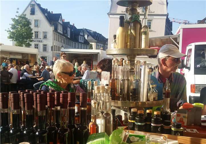 Der Ehrenbreitsteiner Wochenmarkt auf dem Kapuzinerplatz lädt zum Bummeln, Stöbern und Kaufen ein.privat