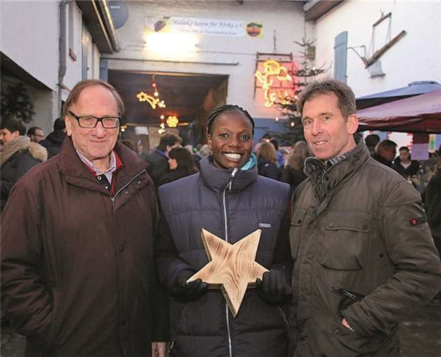 Der Ehrengast auf dem Adventsbasar, Faith Empres aus Kenia (Mitte), wurde herzlichst begrüßt. Privat