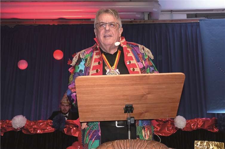 Der Ehrenpräsident der KG Thür, Friedel Arndt wurde für seine 50 Jahre währende Mitgliedschaft ausgezeichnet und machte bei seinem Auftritt mit der Gruppe „Verkabelt“ seinem Ruf als Bütten-As alle Ehre.