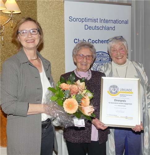 Der Ehrenpreis der Soroptimisten ging in 2019 an Marlene Franken (Mitte). Clubpräsidentin Doris Linden (li.) und Renate Kuhnhenne waren erste Gratulanten.