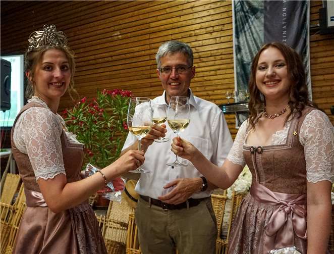 Der Ehrenrazejung Karl-Josef Esch plaudertemit den Lehmer Weinmajestäten Nina I. und Katharina. Fotos: EP