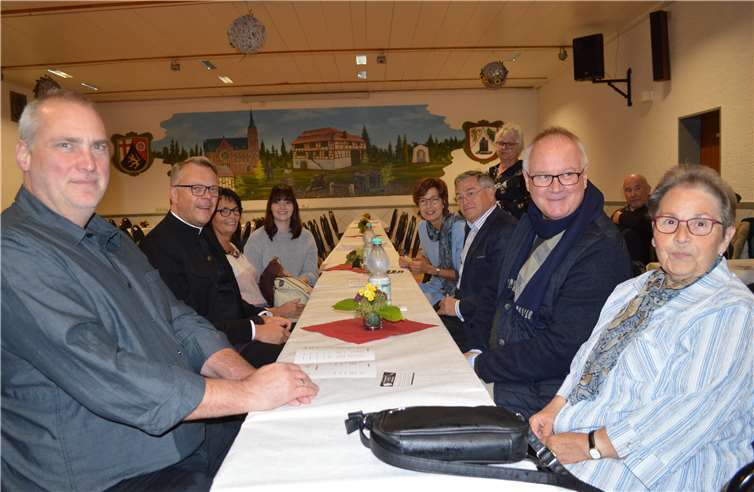 Der Ehrentisch nach der Messe beim Frühschoppen im Festztelt. Fotos: AB