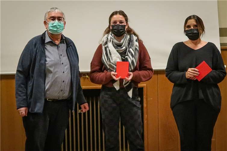 Der Ehrenvorsitzende Karl-Rudolf Goergen mit den Neumitgliedern Antonia Ruppert (Mitte) und Alexandr Splettstößer (rechts)
