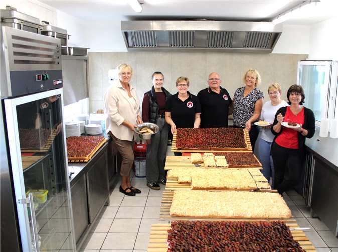 Der Ehrenvorsitzende des TTV Ehlingen, Ernst Füllmann (Mitte) mit den Damen, die mit viel Leidenschaft die Gäste bewirteten. Und natürlich mit der namensgebenden Prummetaat, dem Pflaumenkuchen. Foto: DU