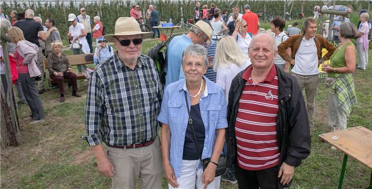 Der Ehrenvorsitzende des Wachtberger Wanderer-Vereins, Erich Picard (links), die Vorsitzende Anne Dahmer und Vizebürgermeister Paul Lägel begrüßten etwa 100 Wanderer am Ziel der Sternwanderung anlässlich des Gemeindejubiläums an der „Wachtberger Höhe“. Fotos: JOST