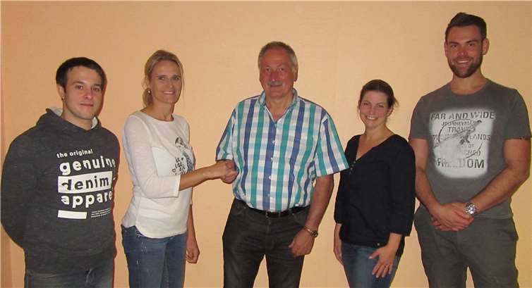 Der Eichenbacher Ortsbürgermeister Heinz Stollenwerk gratulierte den frisch gewählten Mitgliedern des Elternausschusses. privat