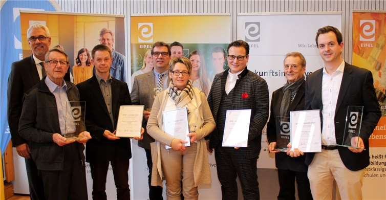 Der Eifel-Award 2017 wurde aus dem Landkreis Mayen-Koblenz folgenden Unternehmen verliehen: Vulkan Brauerei (Mendig), Hotel Restaurant „Zur Post“ (Welling), Gasthof „Zur Quelle“ (Boos), Tagungs- und FreizeitHausAcht (Acht), Ferienhaus Maifelder Uhlenhorst (Gappenach).Eifel Award 2017. Eifel Tourismus GmbH. ©Thomas Schmitz/pp/Agentur ProfiPress