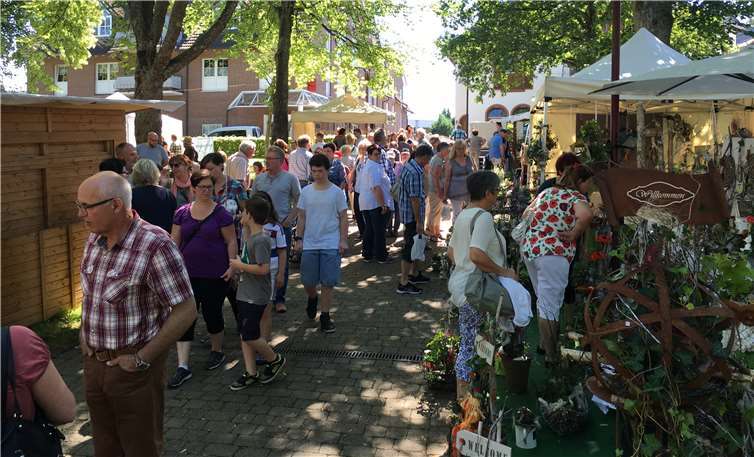 Der Eifel-Kunsthandwerker-Markt lädt zum Bummeln, Stöbern, Kaufen und Verweilen ein.Ortsgemeinde Kelberg