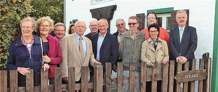 Der Eifel- und Heimatverein Rheinbach feiert „20 Jahre Eifelhaus“ mit zahlreichen Gästen, unter ihnen Elsbeth Bois, Jugendwartin (1.v.l.) und der Vorsitzende Heinz Kessel (vordere Reihe 3.v.l.). Stein