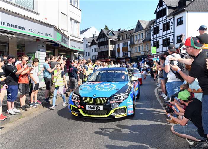 Der Eifelblitz vom Team Scheid Honert Motorsport im Spalier der Fans beim Adenauer Racing Day.