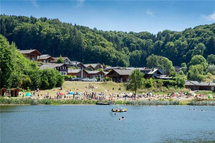 Der Eifelort Rieden punktet vor allem mit dem Waldsee. Doch an einer vernünftigen Anbindung an das Radwegenetz mangelt es bisher. Foto:pixabay.com