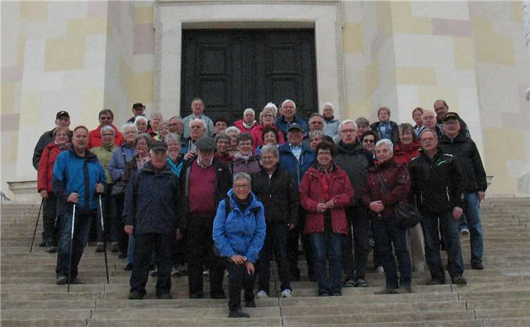 Der Eifelverein Adenau vor der Befreiungshalle in Kelheim. privat
