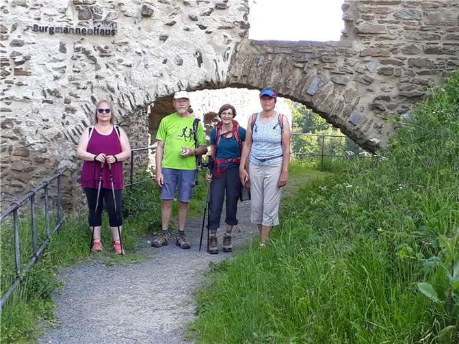 Der Eifelverein Andernach unterwegs in Monreal. Quelle: Eifelverein Andernach