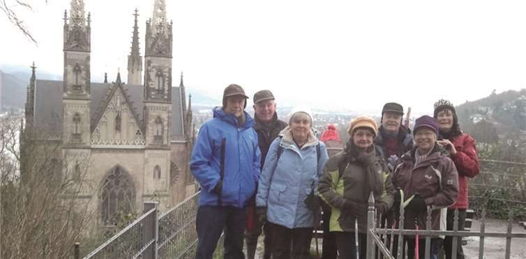 Der Eifelverein Bad Breisig bei einer Fotopause auf dem Apollinaris-Premium-Rundwanderweg in Remagen. privat