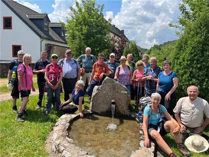 Der Eifelverein Kaisersesch am Brunnen in Niederehe.  Quelle: Eifelverein Kaisersesch