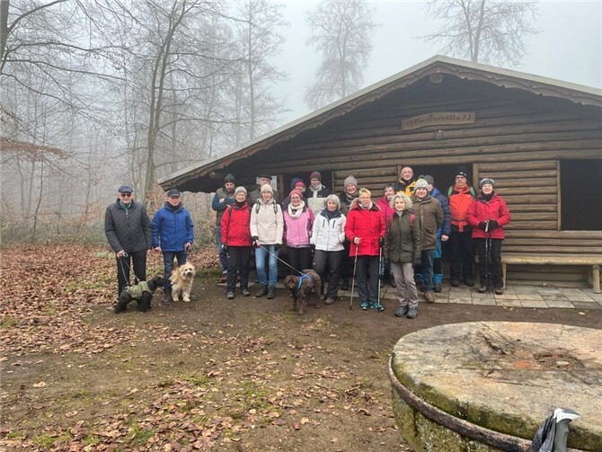 Der Eifelverein Kaisersesch vor der Martinshütte.