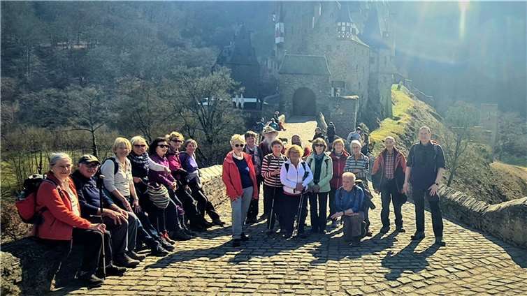 Der Eifelverein Koblenz vor der Burg Eltz. Foto: privat