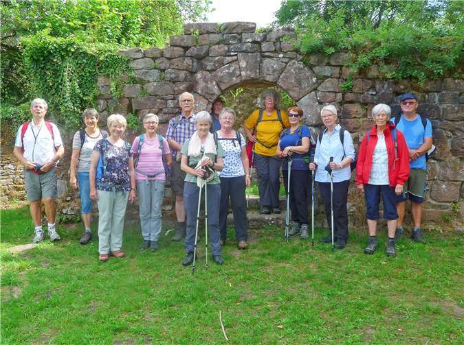 Der Eifelverein Ortsgruppe Linz besuchte die Burgruine Eberbach.Foto: Berthold Füllenbach
