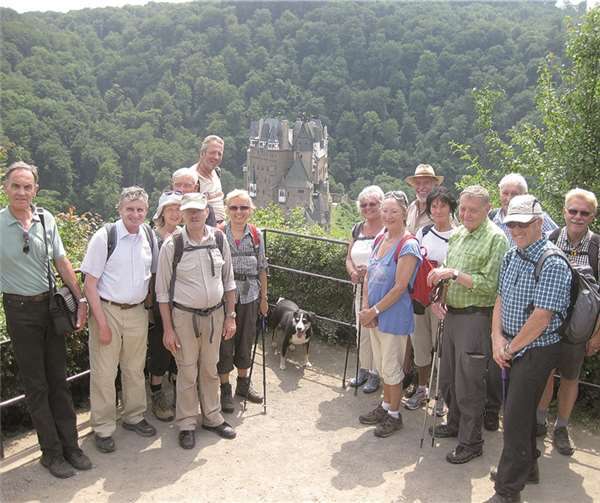Der Eifelverein Remagen beim Blick von der Trutzeltz auf Burg Eltz.privat