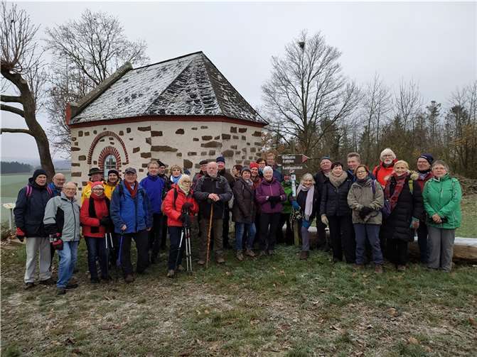 Der Eifelverein an der Kehrkapelle bei Kattenes. Foto: Martina Schauß