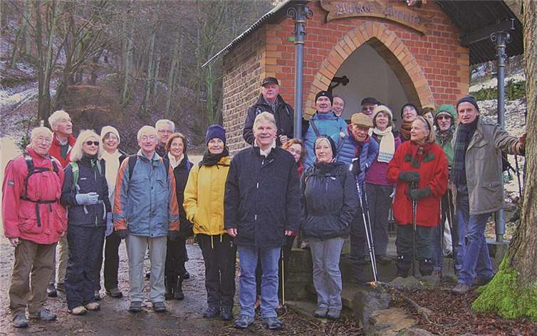 Der Eifelverein an der Winzerkapelle im Hecken-Tal. Sie wurde wieder restauriert. privat