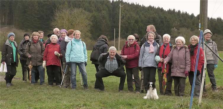 Der Eifelverein bei seiner Wanderung. "Zum Erinnerungsfoto setzte sich auch der kleine Timmi in Positur, vor allem, wenn sein Frauchen Petra die Aufnahme macht."privat