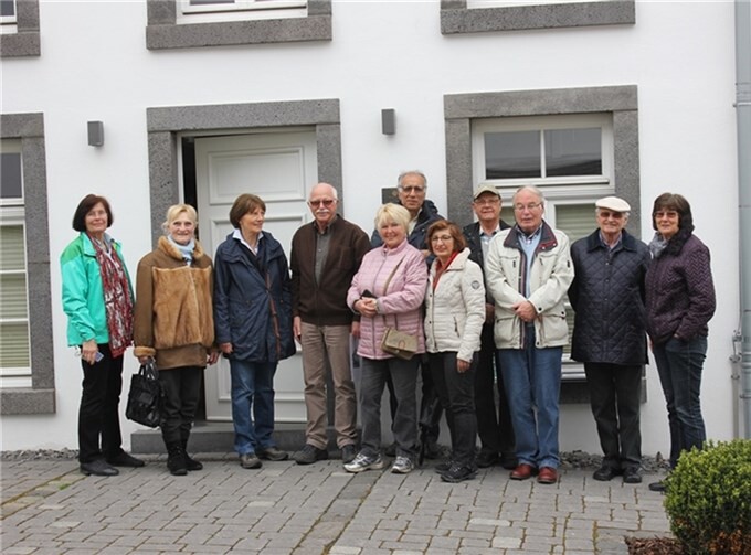 Der Eifelverein hatte zur Fahrt nach Niederzissen eingeladen. Dort besichtigte man die ehemalige Synagoge und erfuhr viel über das jüdische Leben in der Gemeinschaft vergangener Zeiten.