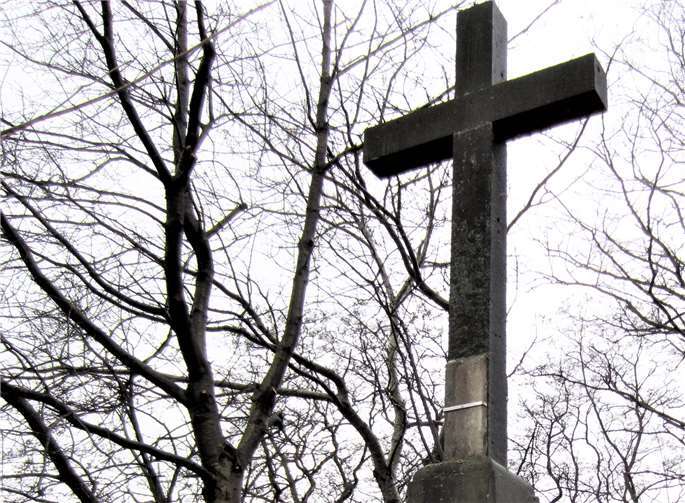 Der Eifelverein stellte sich zum Gruppenfoto vor dem Hochkreuz auf. Foto: privat